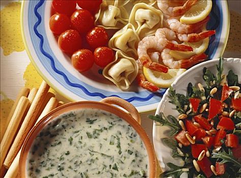 奶酪,意大利式水饺,酱汁火锅,虾,西红柿,紫花南芥沙拉