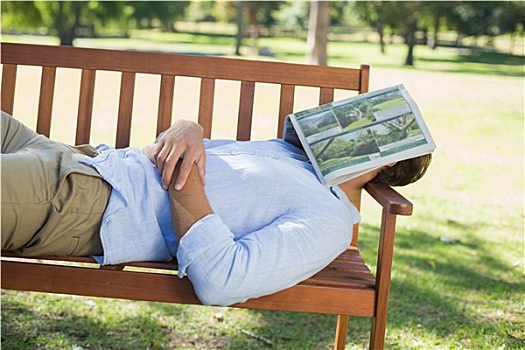 男人,睡觉,公园长椅,报纸,上方,脸