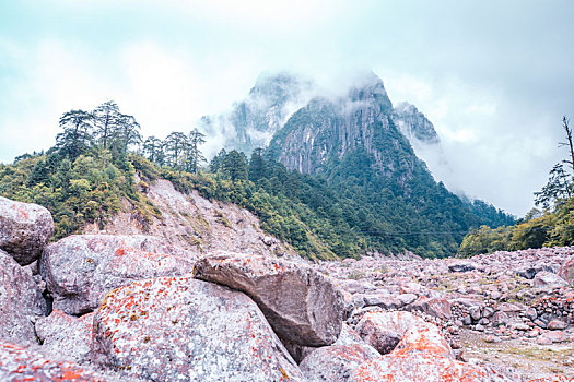 康定燕子沟红石公园的红石,山峰与云雾