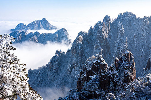 中国安徽黄山风景区,冬日雪后奇峰怪石林立,云雾飘渺宛若仙境