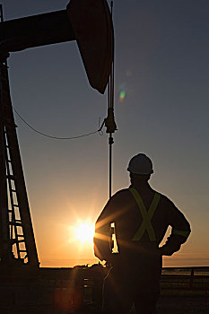 剪影,石油井架,石油工人,安全帽,防护,工装,橙色,日出,背景,蓝天,艾伯塔省,加拿大