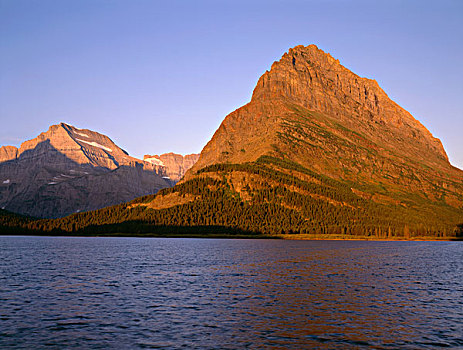 美国,蒙大拿,冰川国家公园,日出,开灯,中心,远景,攀升,远处,左边,高处,水,湖,大幅,尺寸