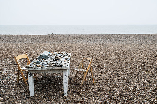老,白色,木质,标签,遮盖,鹅卵石,两个,折叠椅,砾滩,海洋