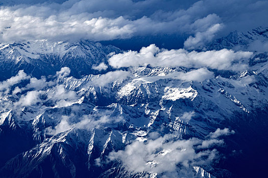 航拍西藏境内雪山