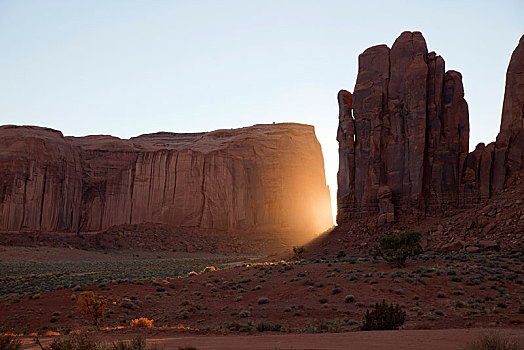 太阳,后面,沙岩构造,纪念碑谷纳瓦霍部落公园,犹他,美国,北美