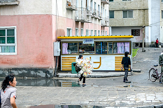 朝鲜首都平壤街头简易商店,四四方方小房子,商品丰富顾客络绎不绝