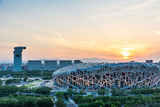 夕阳下的中国北京鸟巢国家体育场建筑