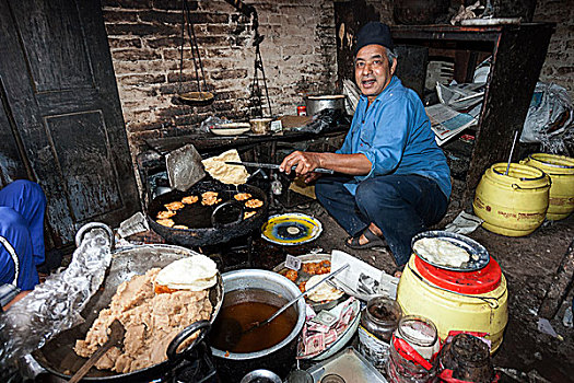 尼泊尔人,男人,产生,油炸食品,巴克塔普尔,尼泊尔,亚洲