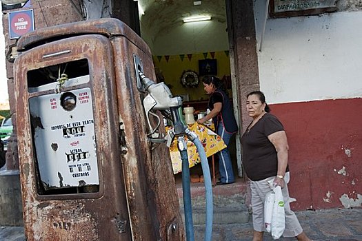 圣米格尔,墨西哥,女人,走,街道,看,生锈,油泵