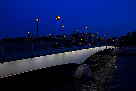 巴黎夜晚的桥
