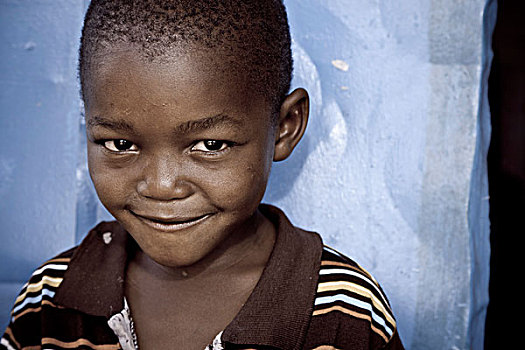 非洲母亲,坐在外面,农村家庭,随着,儿童,在相机微笑