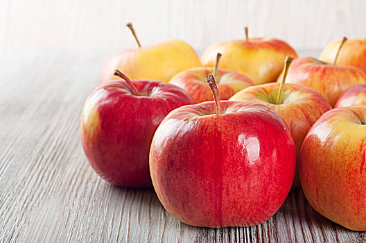 成熟,红苹果,木质背景,多汁,苹果,桌子