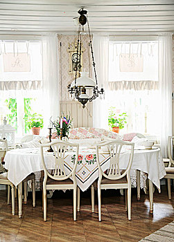 就餐区,椅子,桌子,白色,桌布,仰视,吊灯,悬吊,木质,天花板,乡村,室内