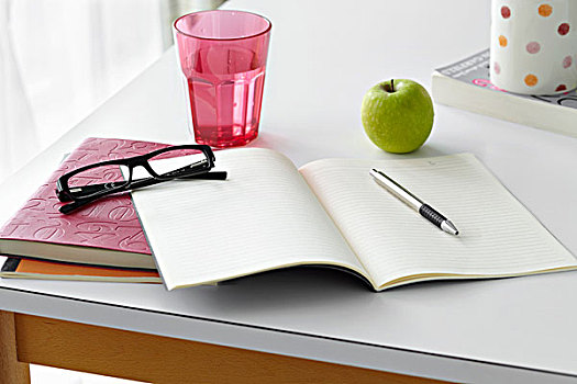 厨房用桌,静物,笔记本,眼镜,苹果