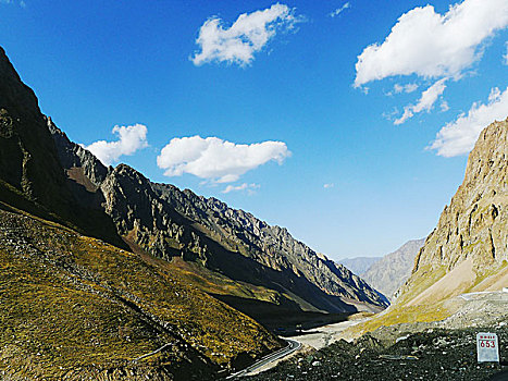 新疆独库公路险峻壮丽自然风光