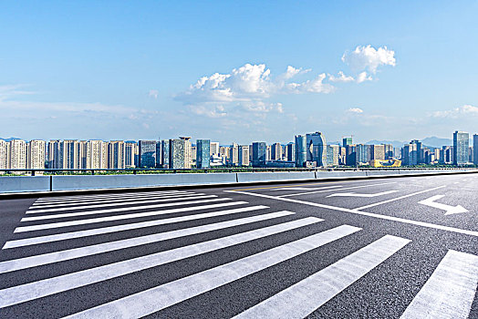 高速公路与城市天际线