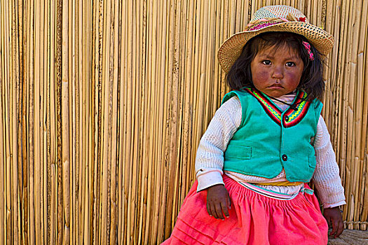 女孩,印第安人,6岁,戴着,传统服饰,正面,芦苇,小屋,漂浮,岛屿,提提卡卡湖,南方,秘鲁,南美