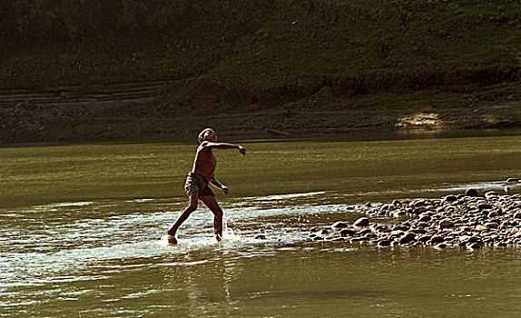 男孩,乡村,投掷,鹅卵石,向上,天空,站立,旁边,河,孟加拉,2005年