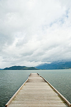 延伸到湖中央的木板码头