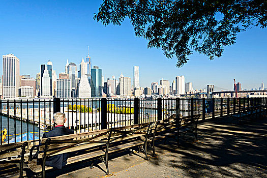 公园长椅,布鲁克林大桥,散步场所,布鲁克林,下曼哈顿,天际线,纽约,美国