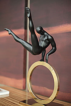 体操人物雕塑