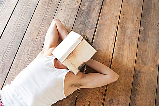 男人,躺着,木质,地板,书本,上方,脸
