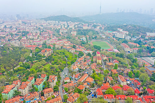 航拍山东青岛市南区城市红瓦绿树风光美景