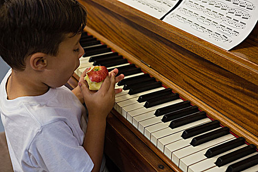 俯拍,男孩,吃,苹果,坐,钢琴,在家