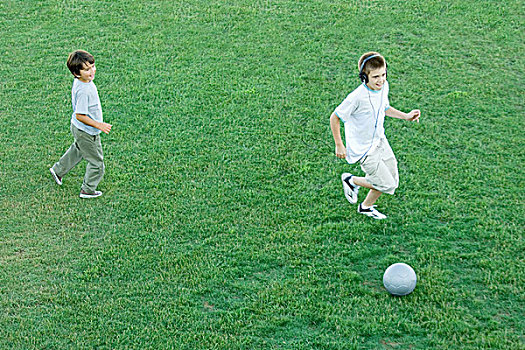 两个男孩,演奏,球,草坪,俯拍