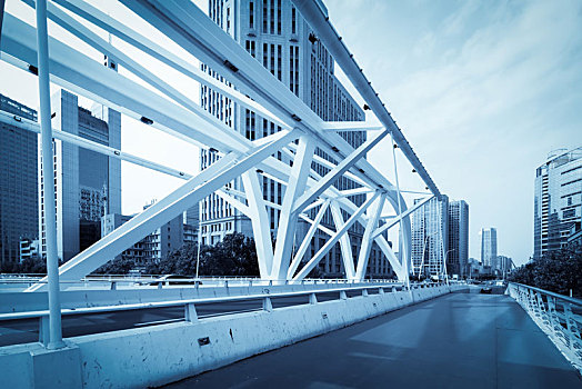 蓝色调的钢结构桥梁