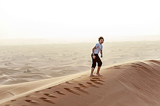 少男,走,荒漠沙丘