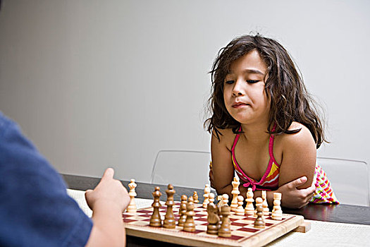 小女孩,坐,桌子,决定,下棋,移动