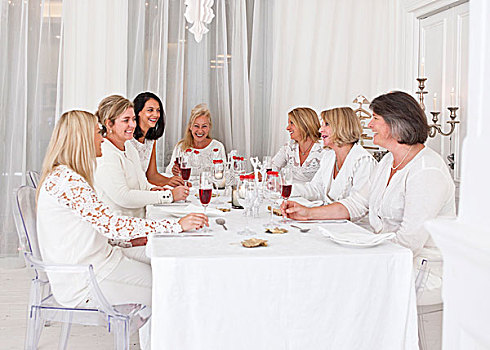 女人,衣服,白色,红色,饮料,坐,桌子,布