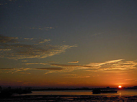 海上日出