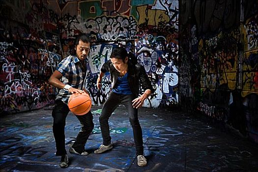 两个男人,玩,篮球
