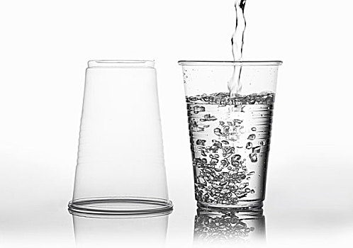 水,倒出,塑料杯,杯子,旁侧