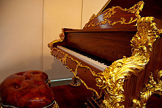 欧洲古典雕刻金色的钢琴