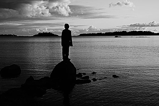 剪影,男孩,站立,石头,一个,海洋,赫尔辛基