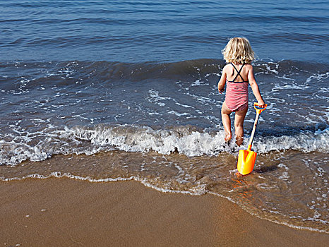 孩子,玩,水中,海滩