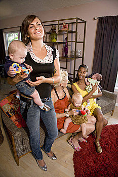 肖像,孩子,母亲,拿着,婴儿,客厅