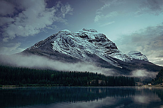 雪山,湖,反射,雾状,黃昏,班芙国家公园,加拿大