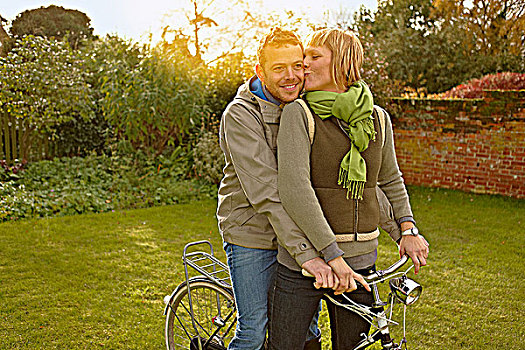伴侣,老,自行车,吻,秋天