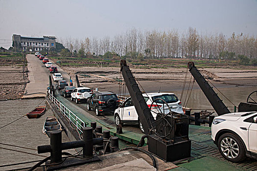 重庆民生物流武汉分公司长安汽车滚装船正在下载汽车
