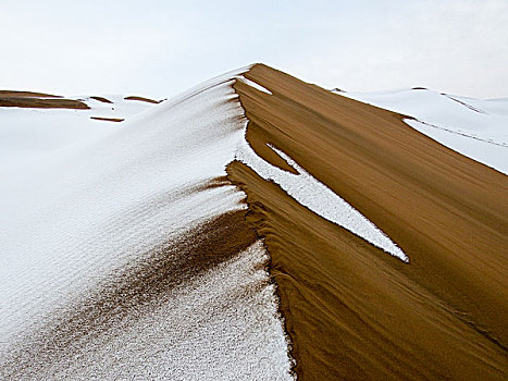 库木塔格沙漠雪景