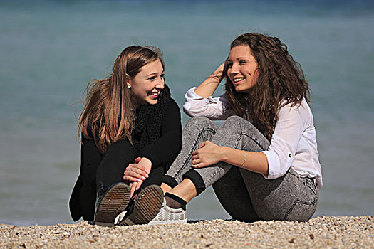 两个,女朋友,青少年,坐,海滩,曼顿,阿尔卑斯滨海省,普罗旺斯,法国,欧洲