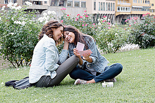女同性恋伴侣,坐,草,靠近,阿尔诺河,给,收到,礼物,佛罗伦萨,托斯卡纳,意大利
