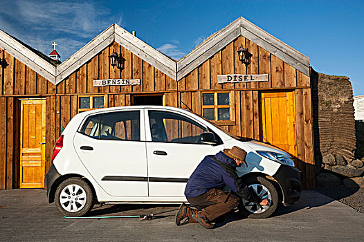 男人,跪着,检查,轮胎,汽油,车站,木质,小屋,冰岛高地,冰岛,欧洲