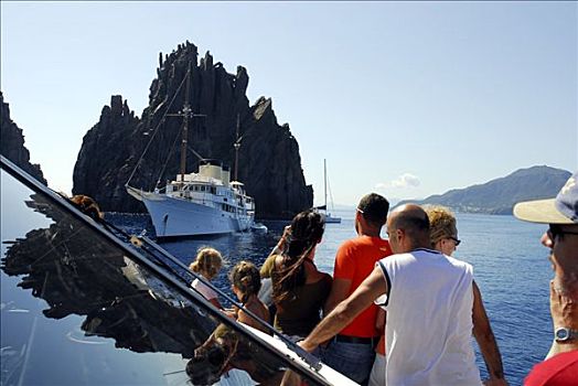 白天,游客,旅游,船,火山,岛屿,伊奥利亚,利帕里,伊特鲁里亚海,意大利南部,意大利,欧洲