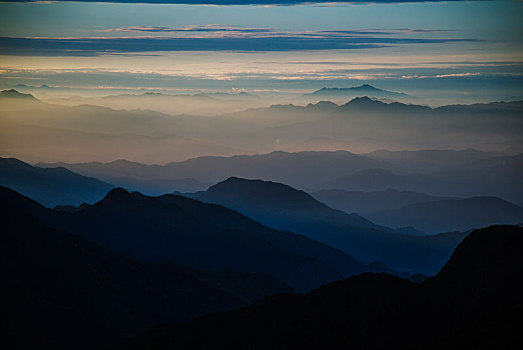 云雾缭绕的群山