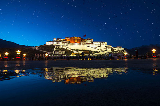 西藏自治区拉萨市布达拉宫夜景